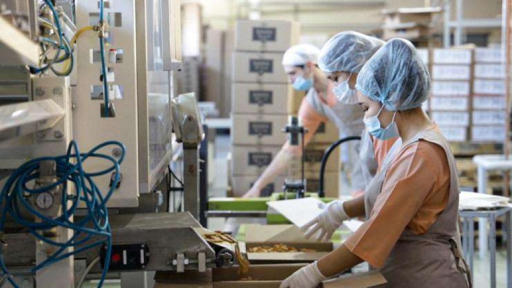 Фабрика «Баян Сулу» снова повышает зарплаты сотрудникам с 1 августа